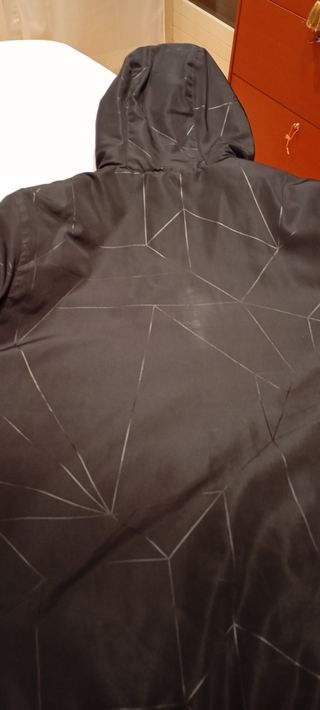 Anorak Adidas Negro con rayas finas en tono gris