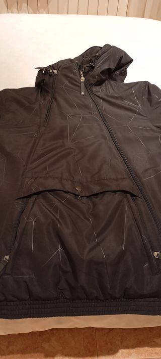 Anorak Adidas Negro con rayas finas en tono gris