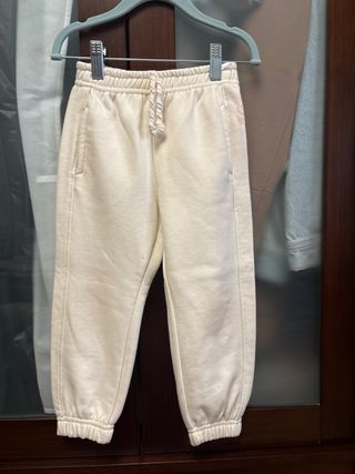 Pantalón niña beige. Zara.