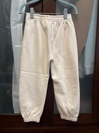 Pantalón niña beige. Zara.