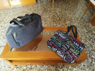 Dos bolsos de mano