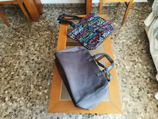 Dos bolsos de mano