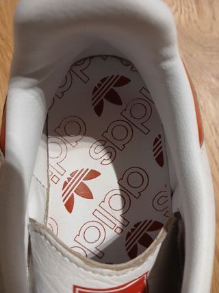 Zapatillas Adidas Samba Blancas y Rojas.
