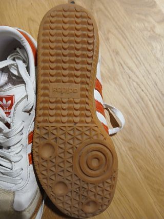 Zapatillas Adidas Samba Blancas y Rojas.