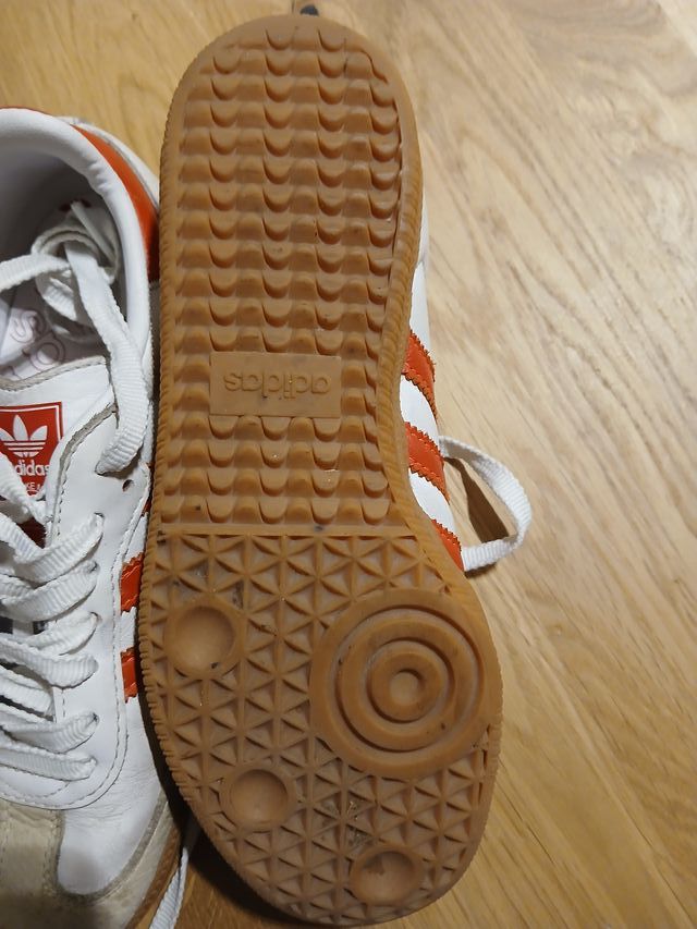 Zapatillas Adidas Samba Blancas y Rojas.