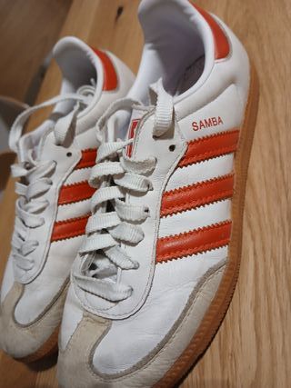 Zapatillas Adidas Samba Blancas y Rojas.