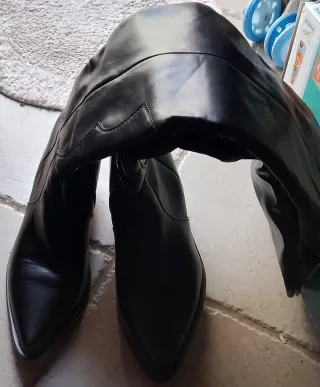 Stivali neri punta a punta