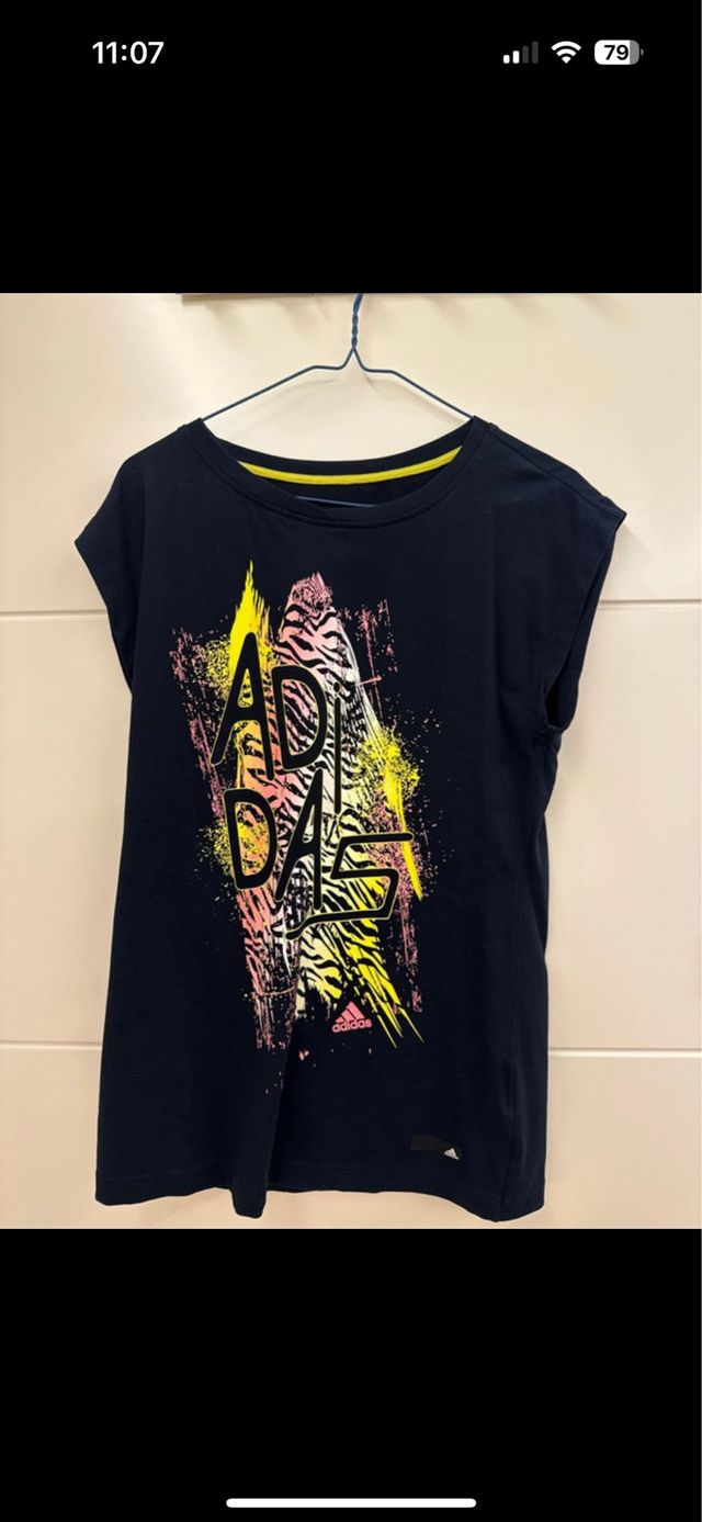 Camiseta Adidas Negra Estampada