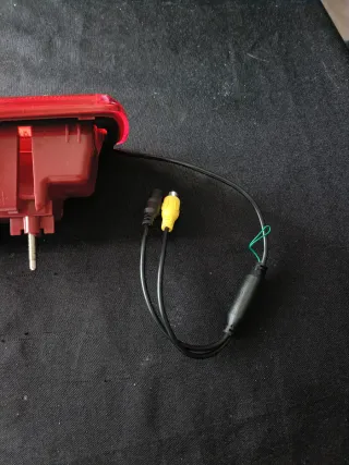 Cámara de marcha atrás con tercera luz de freno.