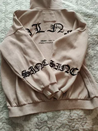 Sudadera rosa con capucha y estampado