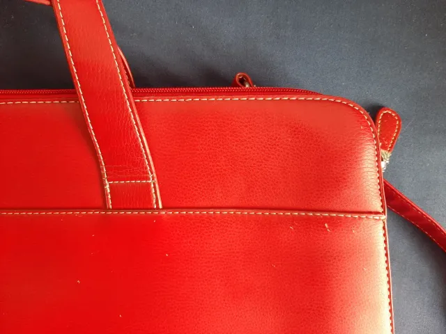 Custodia rossa per laptop