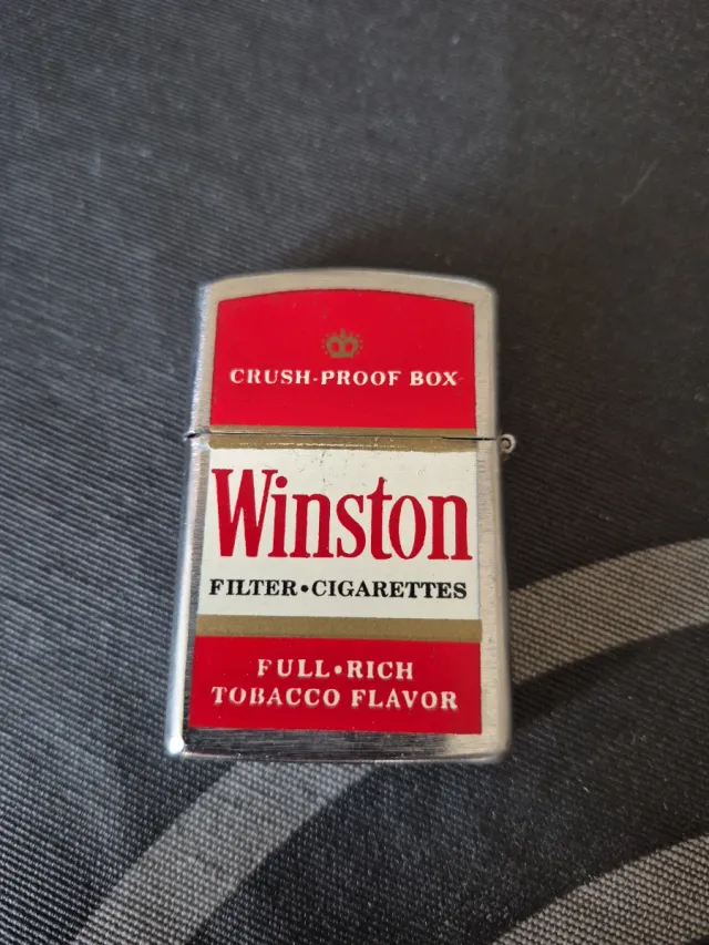 Accendino stile Zippo con design di Winston