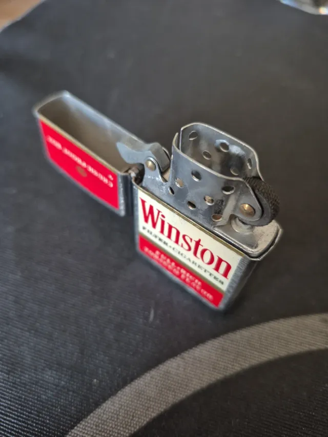 Accendino stile Zippo con design di Winston