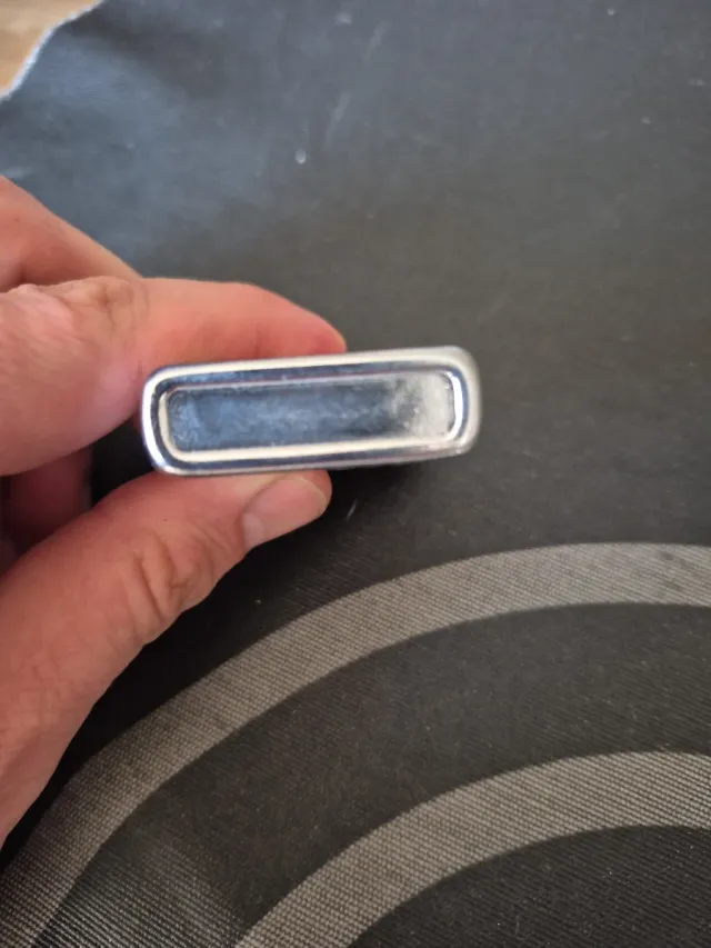 Accendino stile Zippo con design di Winston