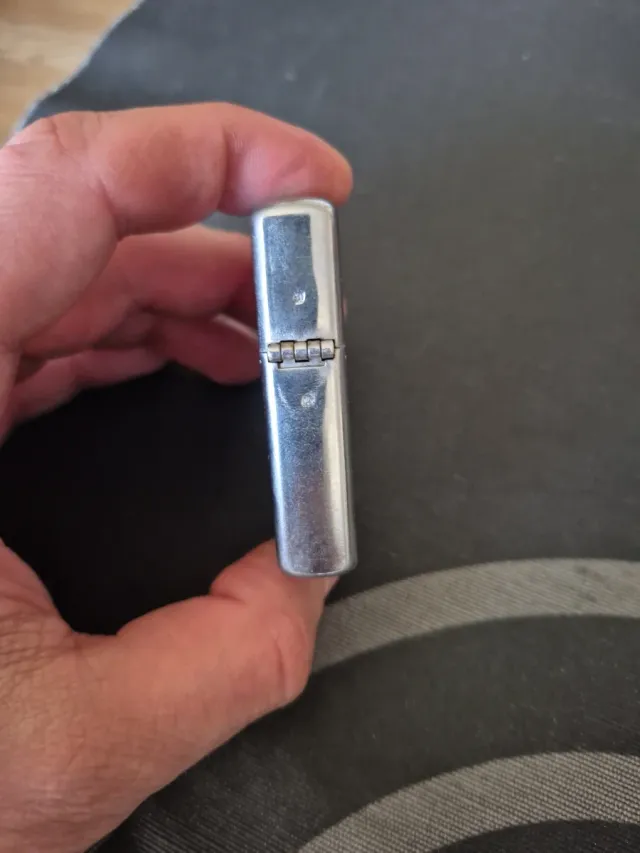 Accendino stile Zippo con design di Winston