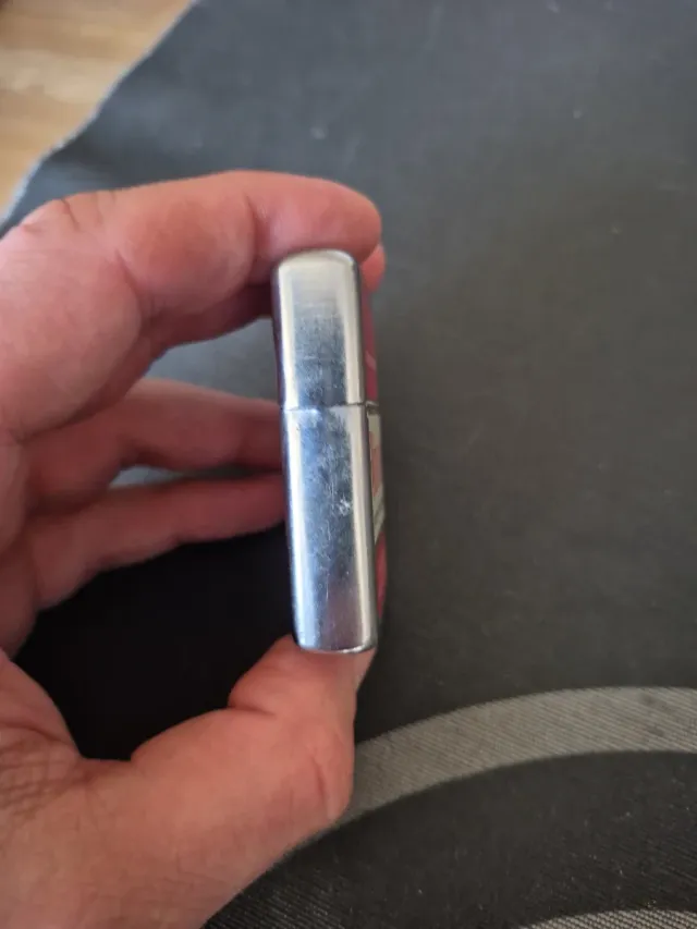 Accendino stile Zippo con design di Winston