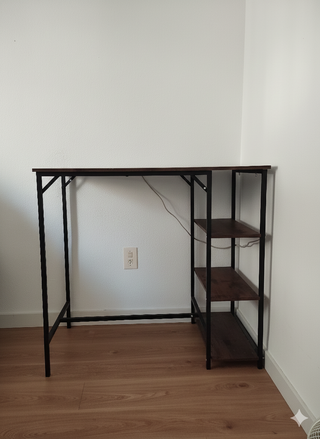 Tavolo alto da bar con 3 ripiani in legno e metallo