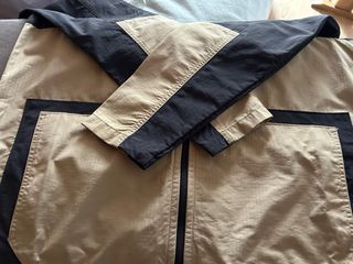 Chaqueta cortavientos Adidas beige y negra