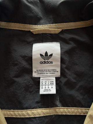 Chaqueta cortavientos Adidas beige y negra
