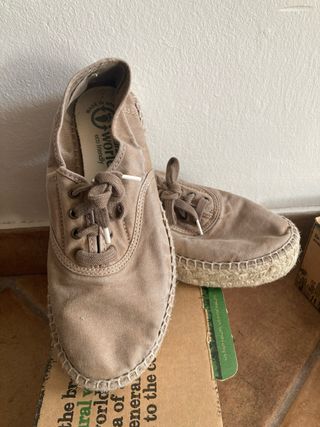 Zapatillas World de esparto beige.