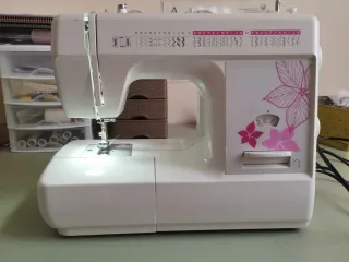 Máquina de coser blanca con flores rosas