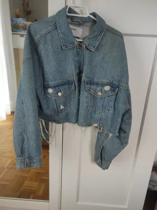Cazadora vaquera Bershka desgastada