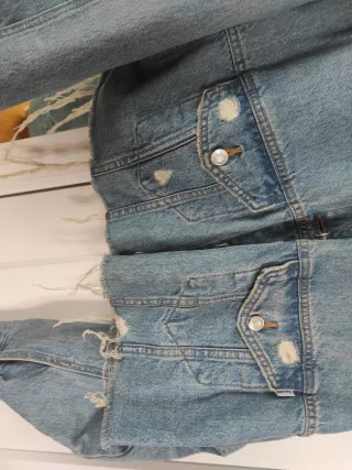 Cazadora vaquera Bershka desgastada