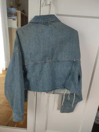 Cazadora vaquera Bershka desgastada