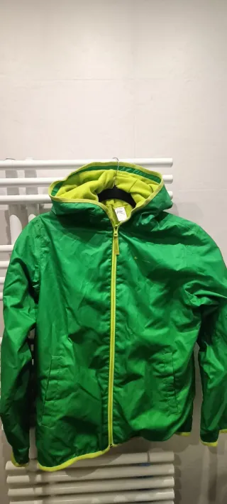 Chubasquero Quechua verde con borreguito