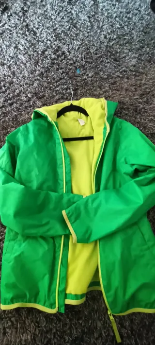 Chubasquero Quechua verde con borreguito