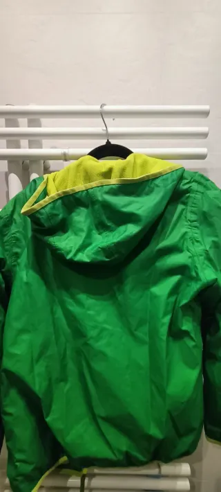 Chubasquero Quechua verde con borreguito