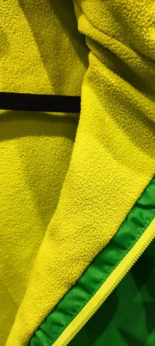 Chubasquero Quechua verde con borreguito