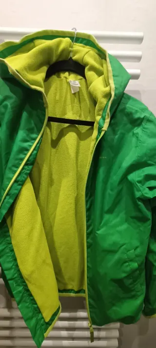 Chubasquero Quechua verde con borreguito