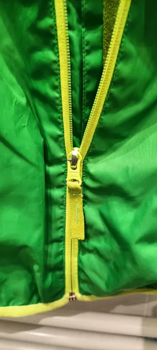 Chubasquero Quechua verde con borreguito