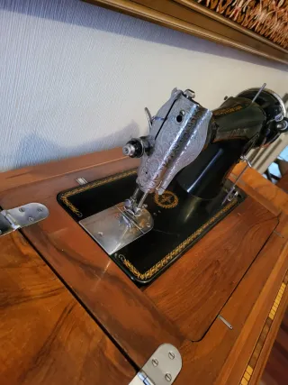 Máquina de coser y mesa de madera