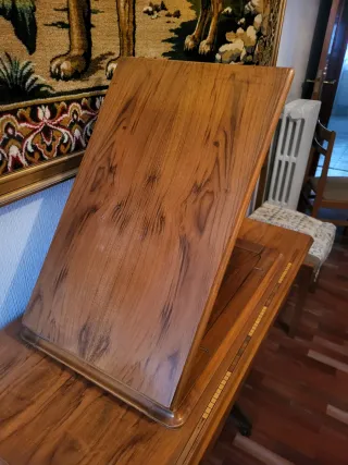Máquina de coser y mesa de madera
