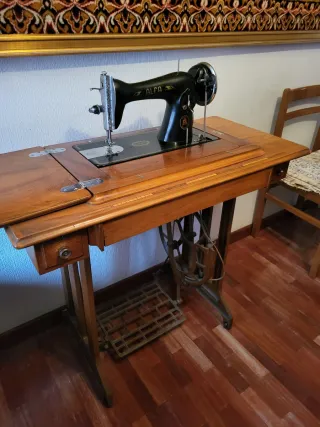 Máquina de coser y mesa de madera