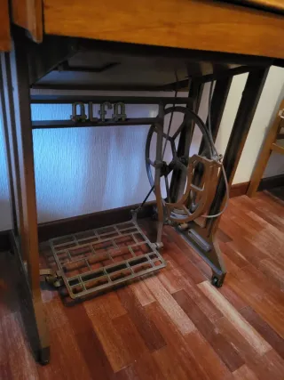 Máquina de coser y mesa de madera