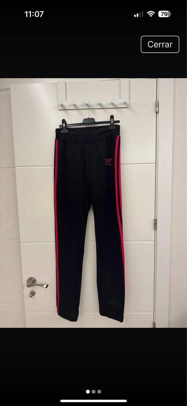 Pantalón Adidas pitillo negro con rayas rosas