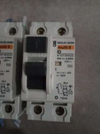 2 Merlin Gerin multi 9 ID Interruptores