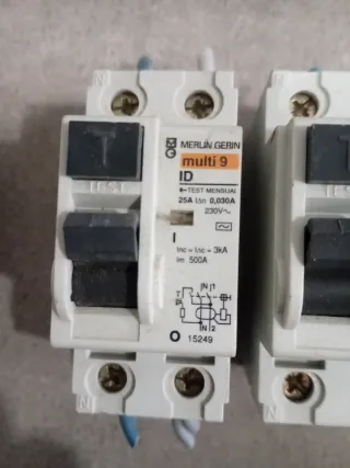 2 Merlin Gerin multi 9 ID Interruptores