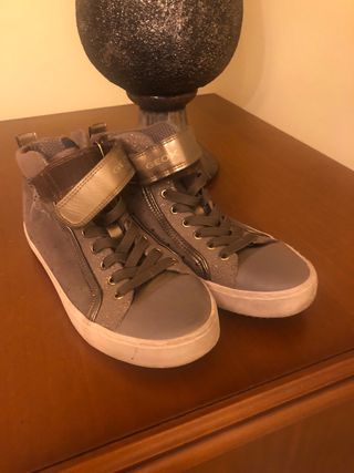 Botas Geox grises y plateadas