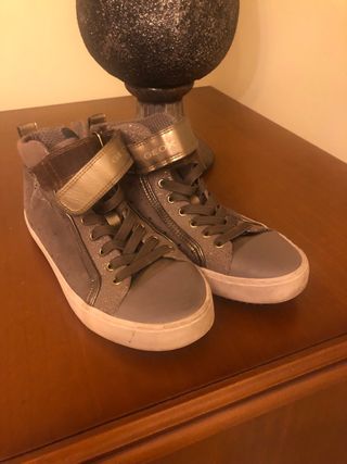 Botas Geox grises y plateadas