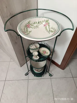 Lavabo in ceramica con struttura