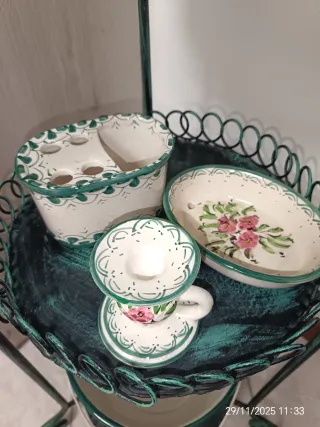 Lavabo in ceramica con struttura