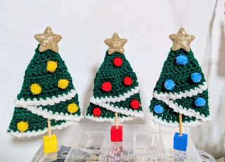 Tre alberi di Natale all'uncinetto