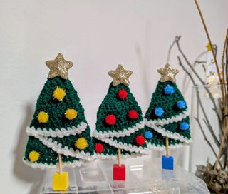 Tre alberi di Natale all'uncinetto