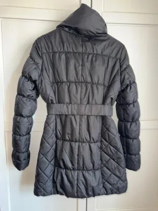 Abrigo premamá negro acolchado