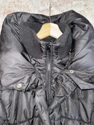 Abrigo premamá negro acolchado