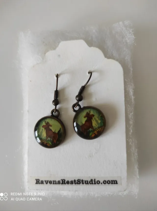 Pendientes de alce en bosque.